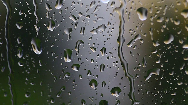 雨滴落在窗户上视频素材