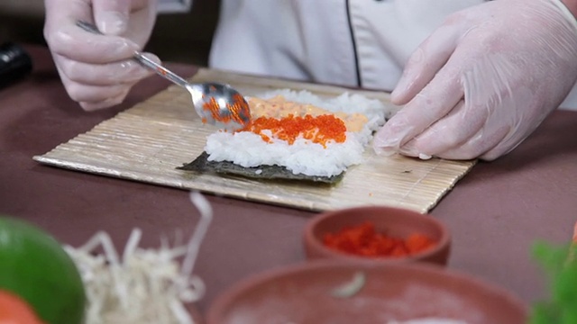 用鱼子酱制作日本寿司卷，烹饪过程视频素材