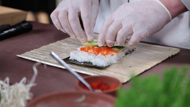 用红鱼子酱和黄瓜制作日本寿司卷视频素材