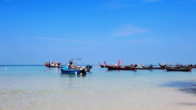 海滩附近热带海上的船只视频素材