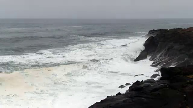 在熔岩岩海岸的加速波浪阴天视频素材