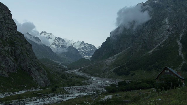 云团在柏赞吉山脉附近运动(俄尔布鲁斯地区)。延时视频素材