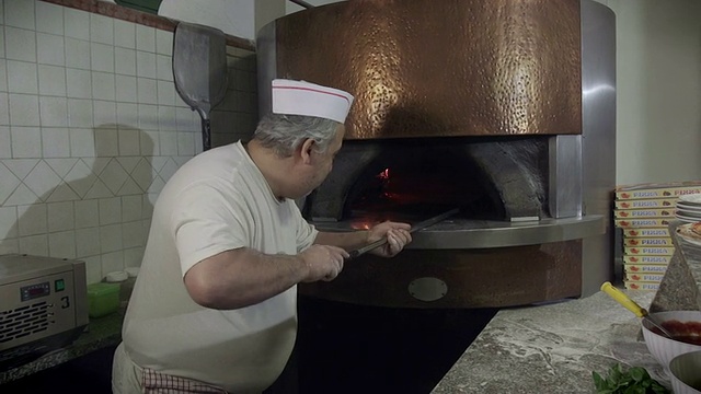 肖像男子在工作厨师比萨饼餐厅厨房食物意大利视频素材