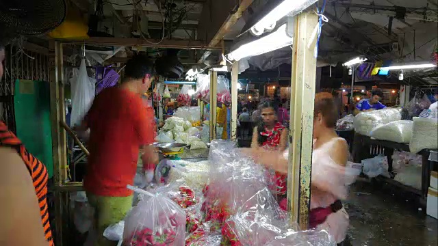 时光流逝鲜花市场(Pak Khlong Talat)在曼谷。卖花的商人和商人越来越多，买花的人越来越多。它是曼谷最大的鲜花批发和零售市场。视频下载