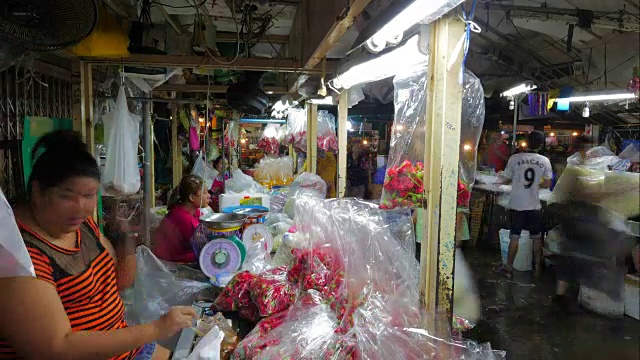 时光流逝鲜花市场(Pak Khlong Talat)在曼谷。卖花的商人和商人越来越多，买花的人越来越多。它是曼谷最大的鲜花批发和零售市场。视频下载