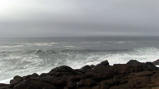 海浪进入黑色熔岩海岸，俄勒冈州Depoe湾视频素材