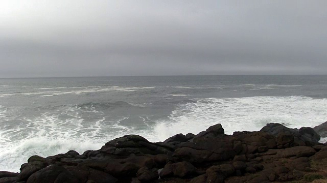 海浪进入黑色熔岩海岸，俄勒冈州Depoe湾视频素材