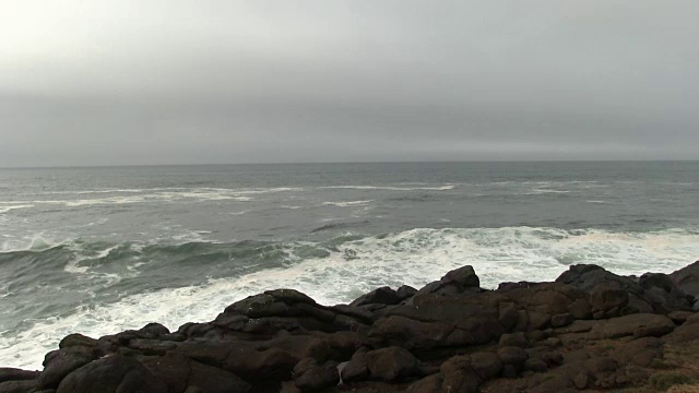 海浪进入黑色熔岩海岸，俄勒冈州Depoe湾视频素材