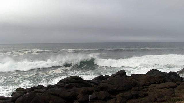 海浪进入黑色熔岩海岸，俄勒冈州Depoe湾视频素材