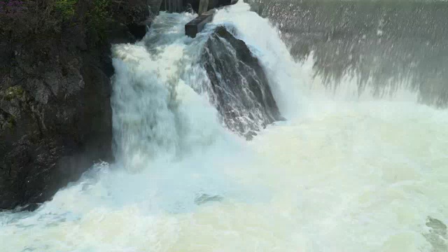 山涧瀑布视频下载