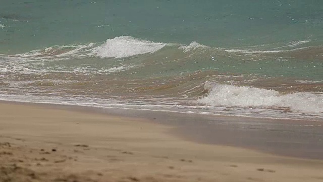 海浪冲击着夏威夷毛伊岛的海滩，视频素材