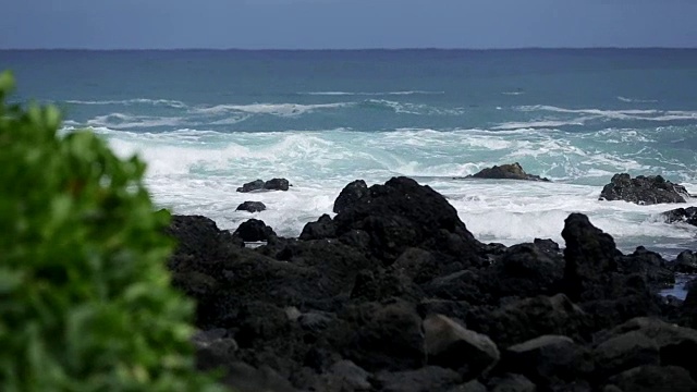 夏威夷毛伊岛，海浪撞击熔岩岩视频素材