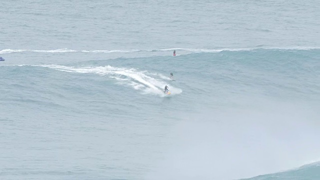 4K毛伊岛，夏威夷，大白鲨冲浪视频素材