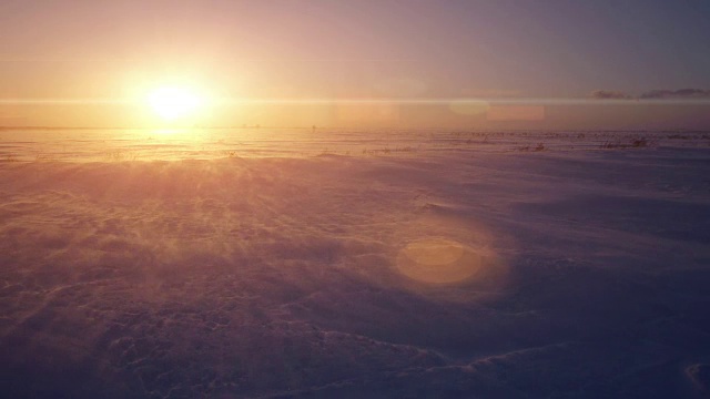 暴风雪，风和太阳。寒冷的北极。冰封雪飘视频素材