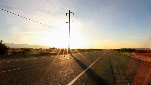 汽车在荒芜的公路上行驶。镜头中出现的车辆行驶在沙漠道路上视频素材