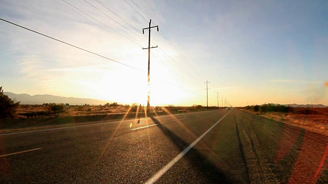 汽车在荒芜的道路上行驶视频素材