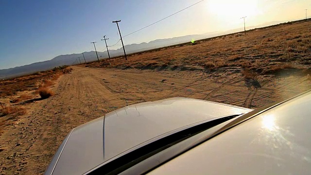 汽车在沙漠中行驶。在沙漠道路上行驶时，摄像头安装在汽车天花板上视频素材