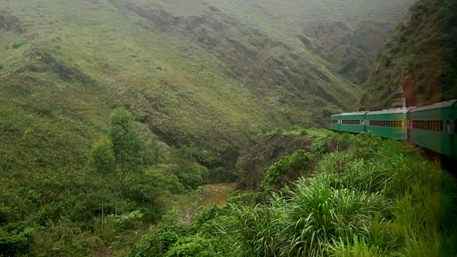 这是一列火车在山区旅行的画面视频素材