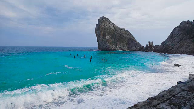 海岸。波浪在卵石滩上翻滚视频素材