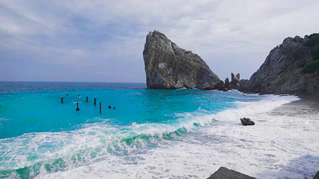 海岸。波浪在卵石滩上翻滚视频素材