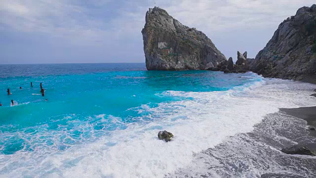 海岸。波浪在卵石滩上翻滚视频素材