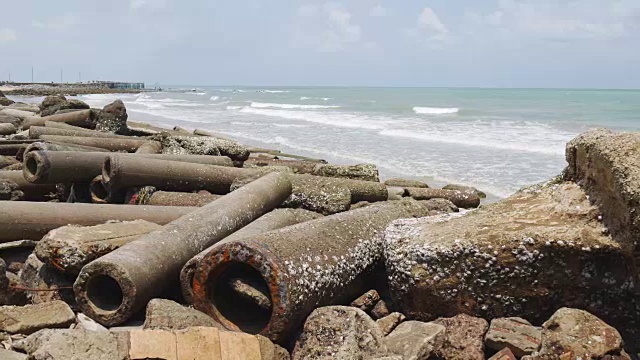 海岸边有混凝土防波堤视频素材