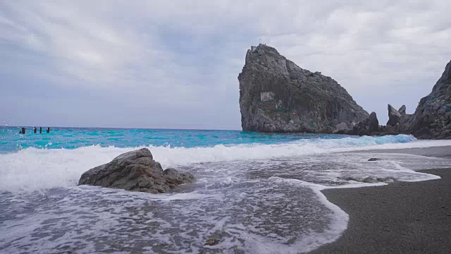 海岸。波浪在卵石滩上翻滚视频素材