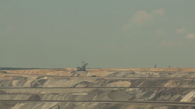 露天开采。从天空向土壤倾斜。远景。表面我的。视频下载