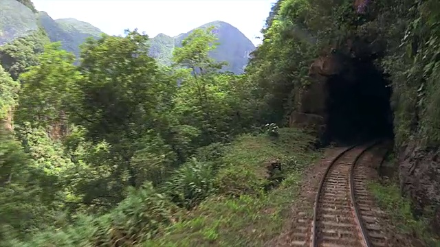 从火车进入隧道的角度看。火车POV向前移动，进入黑暗的隧道。对旅行和看到新视野的概念性理解。视频素材