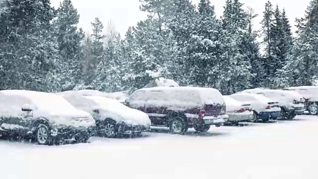 暴风雪中停车场里的汽车视频素材