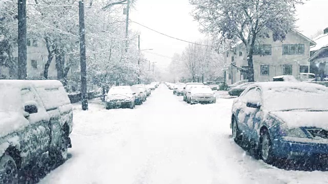 暴风雪中的郊区道路视频素材