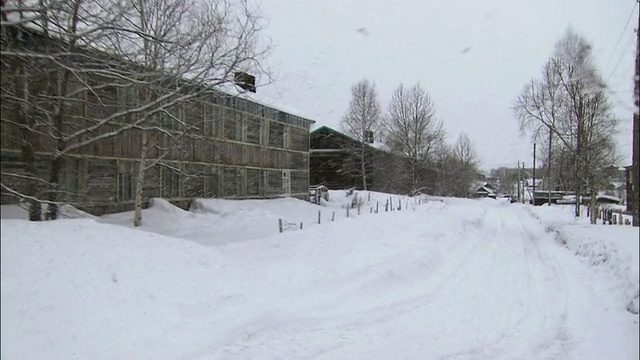 雪中的Klyuchi居民区视频素材