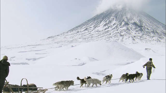 队员穿着滑雪板攀登视频素材