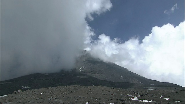 蒙上了一层雾山视频素材