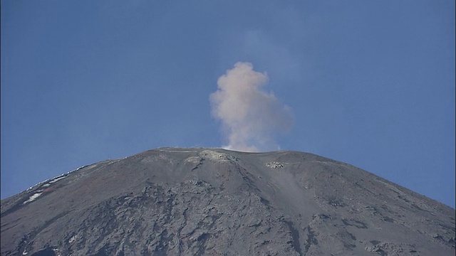 山顶升起的火山烟雾视频素材