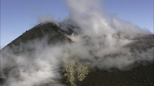 山顶被火山烟雾笼罩视频素材