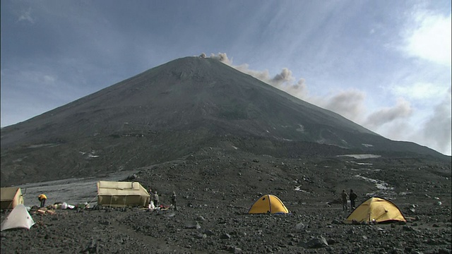 克利切夫斯卡山顶升起的火山灰视频素材