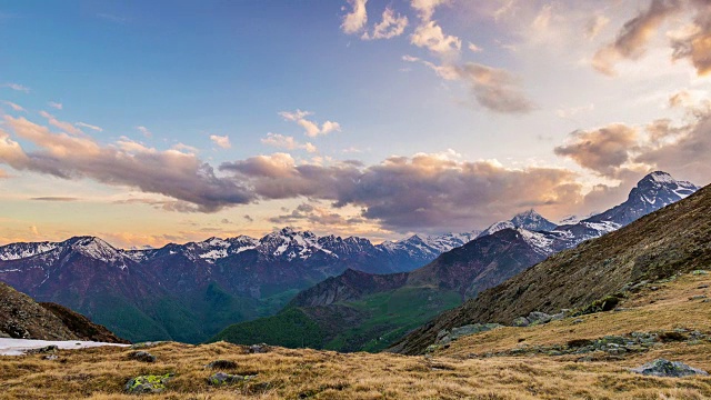 在日落时，雪山山脊和移动云的山峰的延时视图。阿尔卑斯山，都灵省，意大利。视频素材