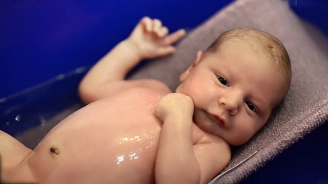 新生儿洗澡时视频素材