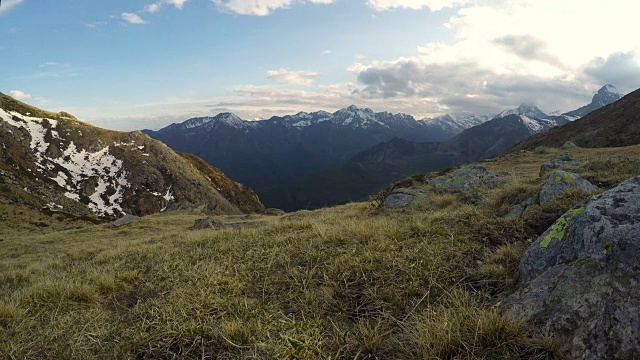 在日落时，雪山山脊和移动云的山峰的延时视图。阿尔卑斯山，都灵省，意大利。视频素材