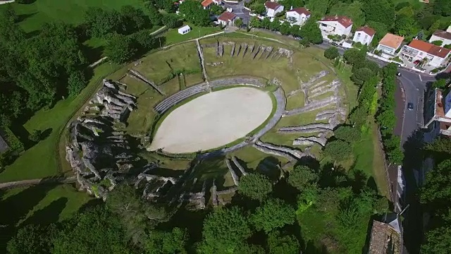 法国，沙朗特海事，圣市，圆形剧场鸟瞰图视频素材