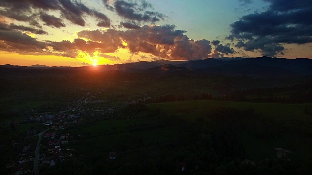 日落时青山和乡村，相机升起视频素材