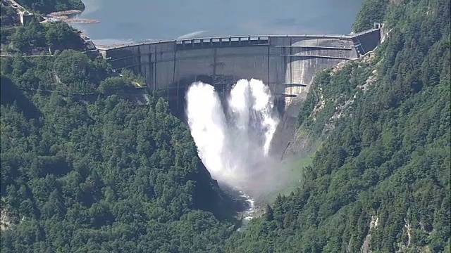 日本富山Kurobe Dam的AERIAL视频素材