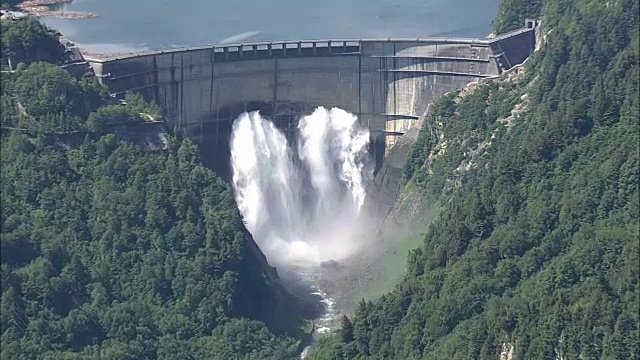 日本富山Kurobe Dam的AERIAL视频素材