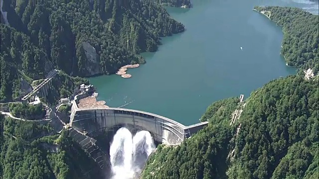 日本富山Kurobe Dam的AERIAL视频素材