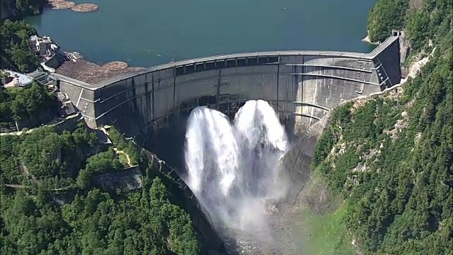 日本富山Kurobe Dam的AERIAL视频素材