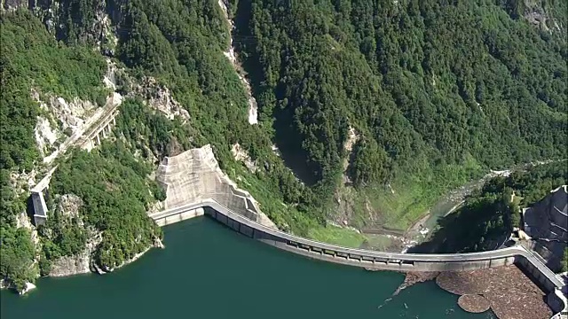 日本富山Kurobe Dam的AERIAL视频素材