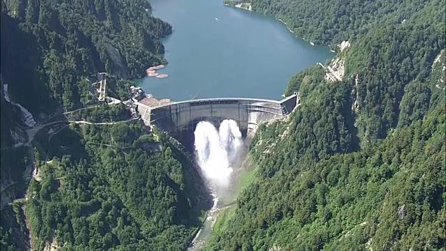 日本富山Kurobe Dam的AERIAL视频素材