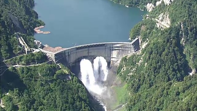 日本富山Kurobe Dam的AERIAL视频素材