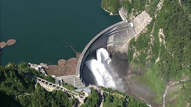 日本富山Kurobe Dam的AERIAL视频素材